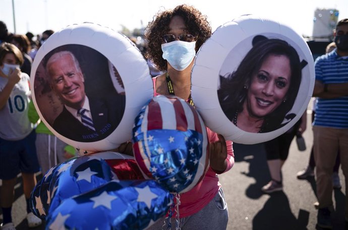 Simpatizante del presidente electo de Estados Unidos, Joe Biden, y la vicepresidenta electa, Kamala Harris