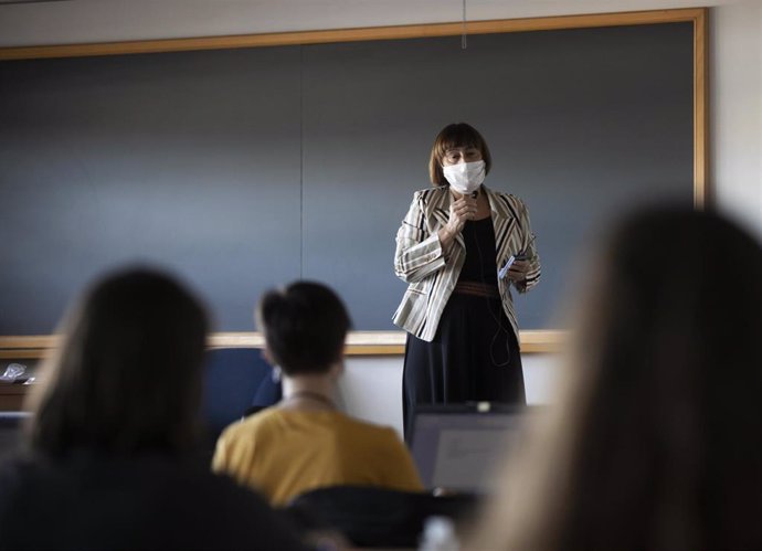 Una profesora imparte clase de manera presencial en la facultad de Comunicación de la Universidad de Sevilla