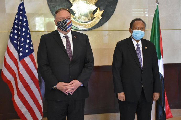 HANDOUT - 25 August 2020, Sudan, Khartoum: Sudanese Prime Minister Abdalla Hamdok (R) receives US Secretary of State Mike Pompeo prior to their meeting. Photo: Alsanosi Ali/US Embassy Khartoum via US Department of State /dpa - ATTENTION: editorial use o