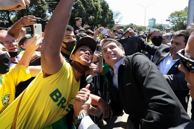 El presidente de Brasil, Jair Bolsonaro, desafiando junto a sus incondicionales las medidas para mantener las distancias sociales en plena pandemia de coronavirus.