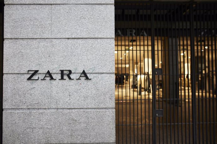Fachada y letrero del primer local de Zara que abrió en la capital junto a la Puerta del Sol, en Madrid, (España), a 14 de noviembre de 2020. El local, perteneciente a la multinacional Inditex, ha decidido echar el cierre a esta tienda, propiedad de Mut
