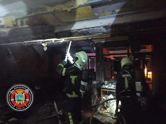 Los bomberos de Santander atienden el incendio