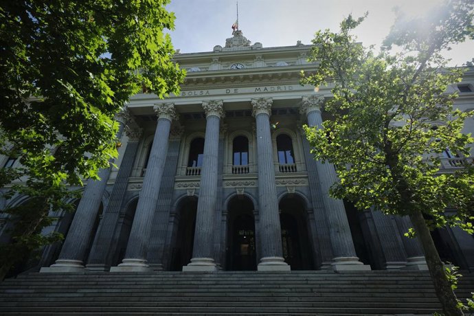 Fachada del edificio de la Bolsa de Madrid en el día 79 del Estado de Alarma, en que el Ibex 35 ha iniciado la sesión de este lunes con una subida del 1,95%, lo que ha llevado al selectivo a situarse en los 7.234 enteros a las 9.01 horas, en una jornada