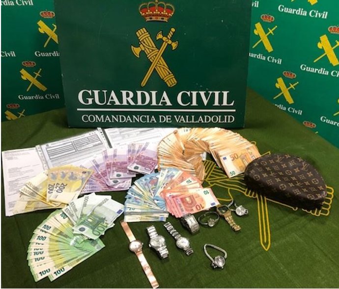 Imagen del dinero y de los efectos recuperados por la Guardia Civil