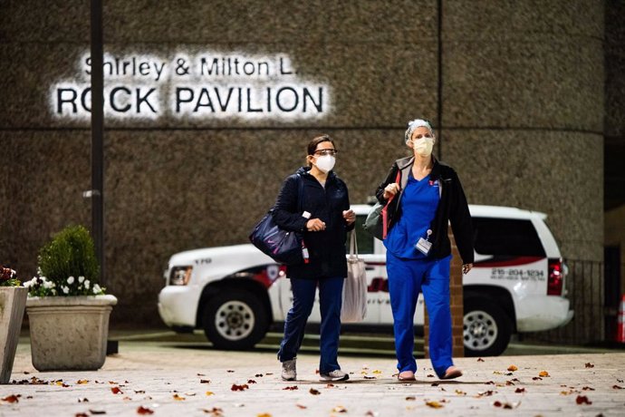 Dos trabajadoras sanitarias salen del hospital universitario Temple, en Filadelfia