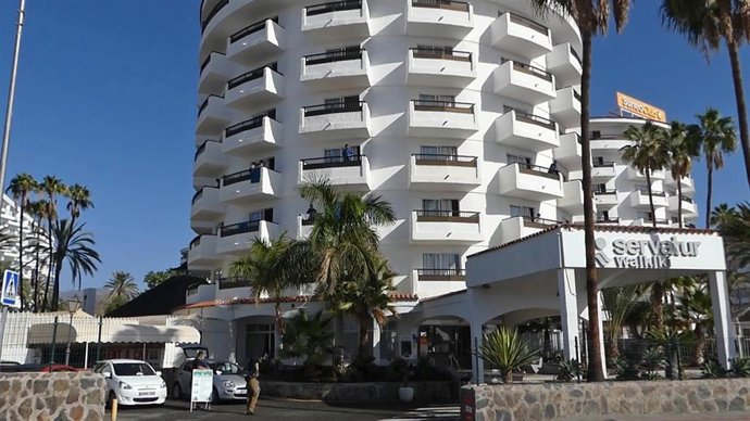 Fachada y balcones del hotel Waikiki de playa del Inglés, en San Bartolomé de Tirajana, donde han acogido a decenas de migrantes para aliviar la saturación del muelle de Arguineguín, en Mogán