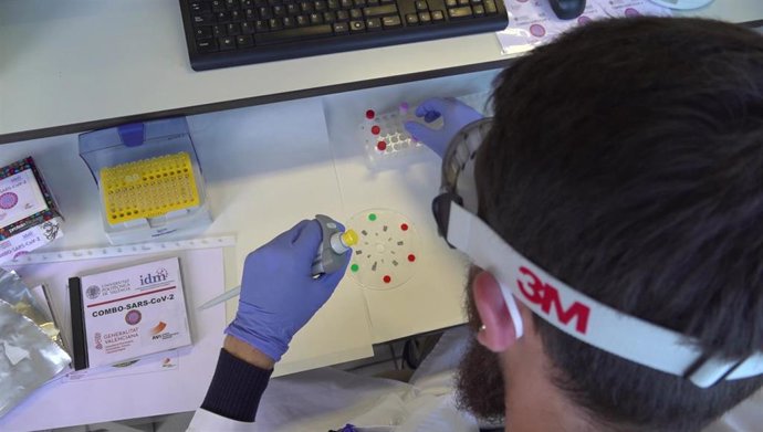 Un investigador de la UPV con el nuevo sistema