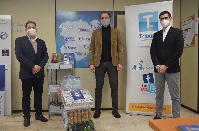 El director de Tribuna Valladolid (C) entrega a Cáritas los Alimentos y Productos de su tradicional vino de Navidad.