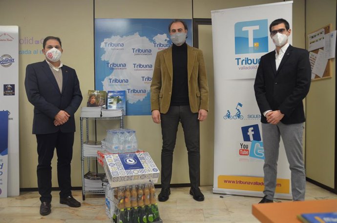 El director de Tribuna Valladolid (C) entrega a Cáritas los Alimentos y Productos de su tradicional vino de Navidad.