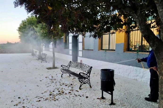 Trabajos de limpieza y desinfección en Jabugo (Huelva).