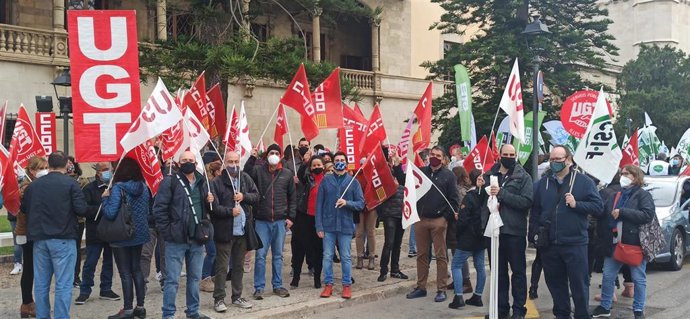 Trabajadores de la Fundación BIT, frente a Consolat de Mar.