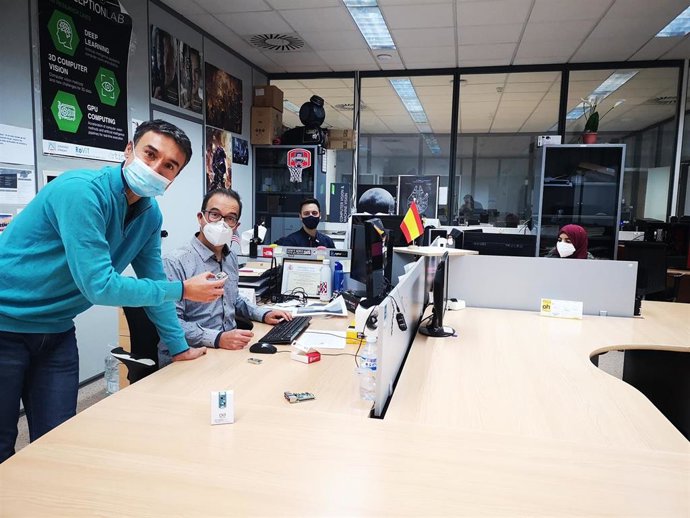 Dos nuevas tecnologías de la Universidad de Alicante permiten el pago electrónico y el fichaje de trabajadores con la sola presencia