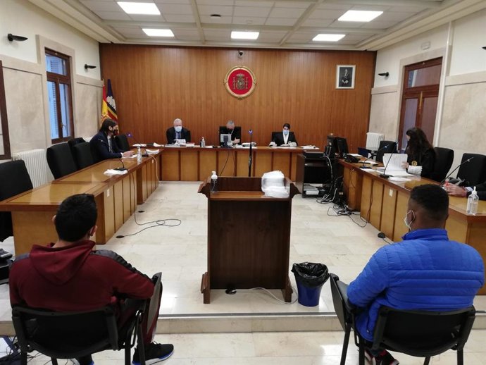 Los dos jóvenes condenados por tentativa de homicidio en la Soledad, en la Audiencia Provincial.