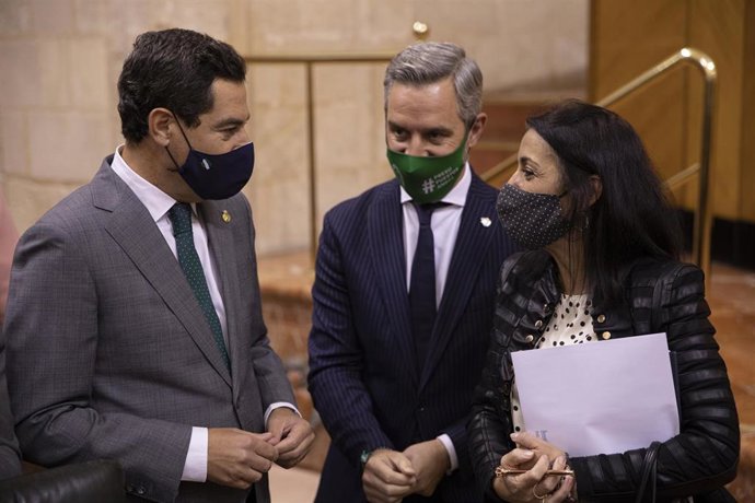 El presidente de la Junta de Andalucía, Juanma Moreno (i); junto al consejero de Hacienda y Financiación Europea, Juan Bravo (c), y la presidenta del Parlamento de Andalucía, Marta Bosquet (d);  