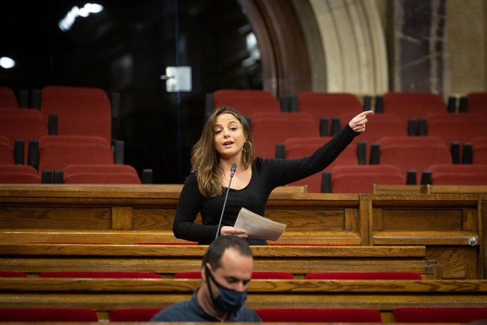 La diputada de la CUP Maria Sirvent, interviene durante la primera sesión de control Govern en funciones en el Parlament de Cataluña, en Barcelona, Catalunya, (España), a 7 de octubre. 