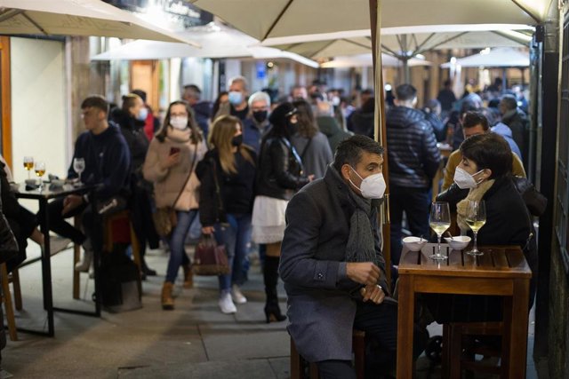 Ciudadanos en la terraza de un bar de Lugo a 12 de diciembre de 2020. La ciudad de Lugo, junto a Pontevedra, ha optado por relajar las restricciones en la hostelería impuestas por la pandemia de coronavirus aunque aún no se ha reabierto la movilidad.