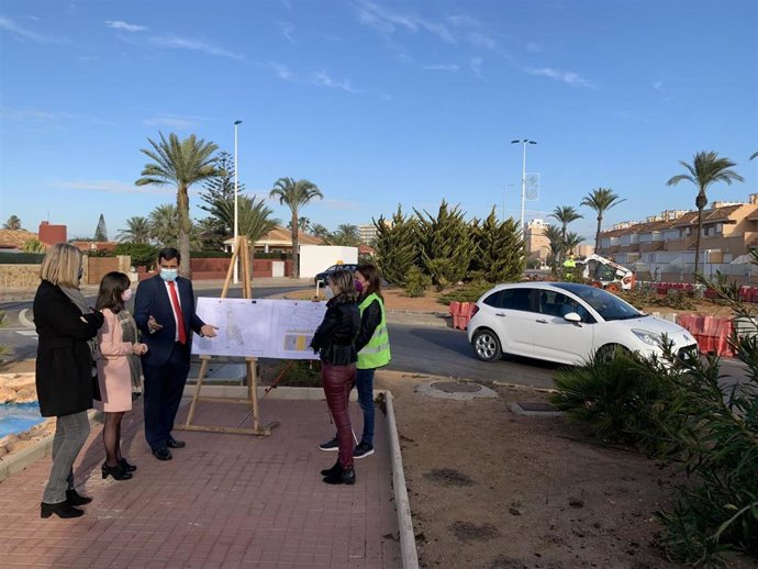 Díez de Revenga, acompañado por la directora de Movilidad y Litoral, Marina Munuera, y las concejalas de Cartagena María Casajús y Cristina Pérez, durante la visita a las obras de remodelación del Caballito en La Manga.