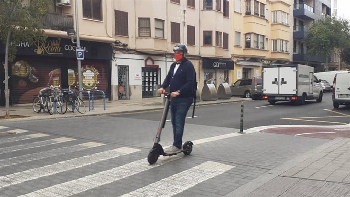 Un conductor de patinete 