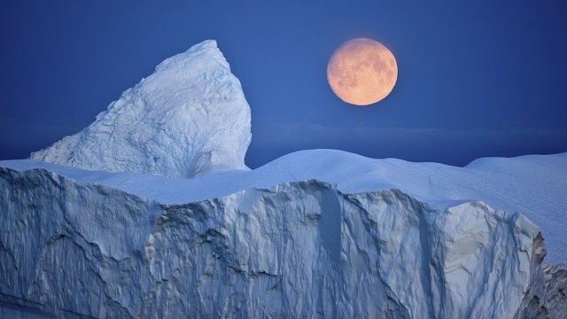 Luna sobre el Ártico