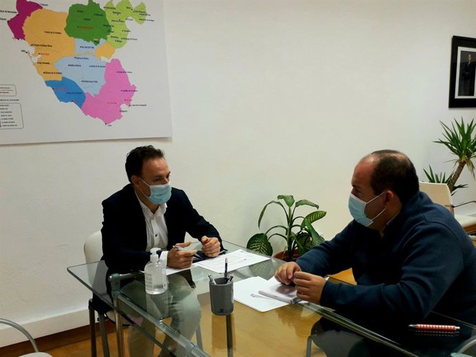 De la Encina reunido con el concejald e Asuntos Sociales de Vejer
