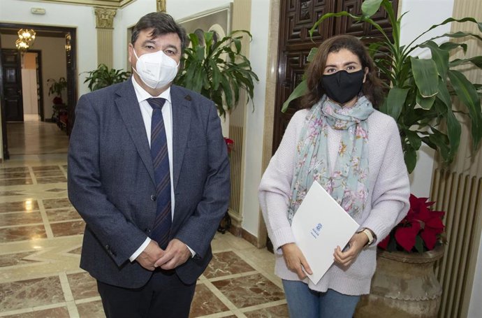 El alcalde de Huelva, Gabriel Cruz, y la presidenta de la Asociación 'Caminar', Inmaculada Gallardo, firman un acuerdo de colaboración.