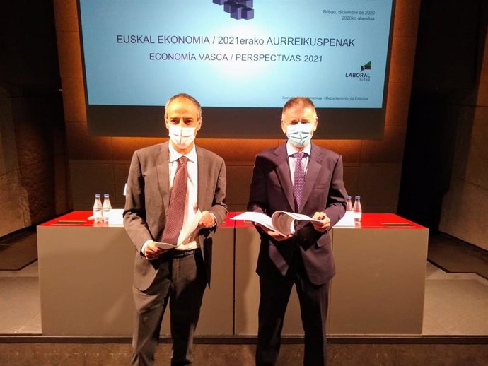 El director del Departamento de Estudios de Laboral Kutxa, Joseba Madariaga, y el director de Desarrollo de Negocio, Ibon Urgoiti, en la presentación  del Informe de Perspectivas Económicas 2021 que elabora el Departamento de Estudios de la entidad.