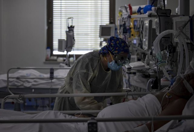 Una trabajadora en la UCI.