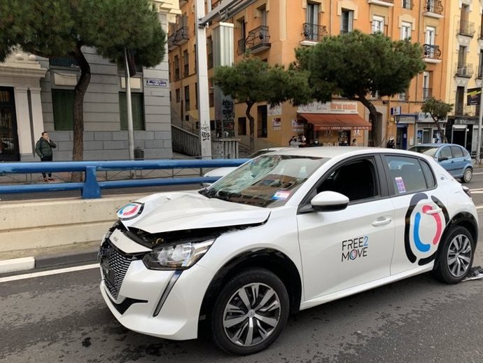 Estado del vehículo de alquiler que arrolló a un hombre de 78 años al cruzar sin paso de cebra la calle Raimundo Fernández de Madrid