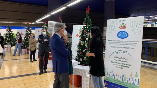 El consejero de Transporte de la Comunidad de Madrid, Ángel Garrido, ha visitado la estación de Chamartín para presentar la iniciativa 'El Árbol de los Desos'