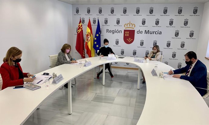 La consejera de Turismo, Juventud y Deportes, Cristina Sánchez, preside la firma del protocolo de adhesión