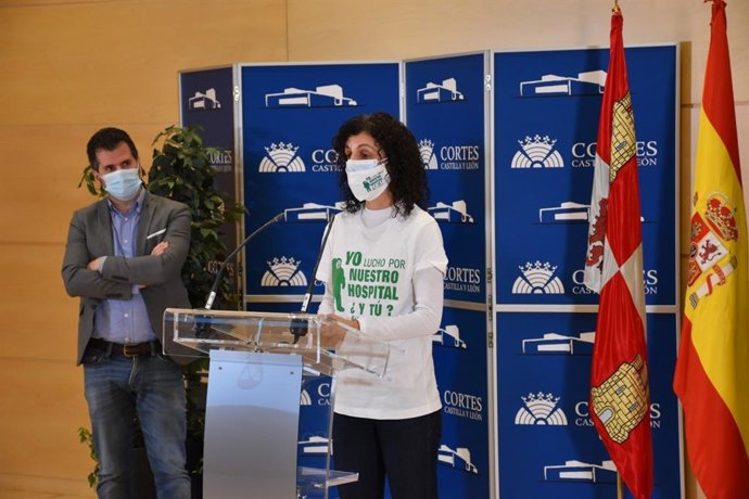 La portavoz de la Plataforma por la Sanidad Pública de Béjar y Comarca, Marisa Díaz, comparece en rueda de prensa junto al secretario regional del PSOE, Luis Tudanca