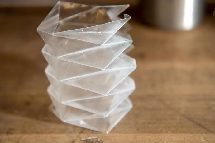 Los investigadores han desarrollado una vejiga de combustible de plástico plegada inspirada en el origami que no se agrieta a temperaturas extremadamente frías y que algún día podría usarse para almacenar y bombear combustible.