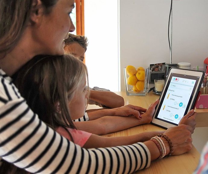 Una familia utilizando la nueva plicación de Caprabo, Capraboacasa