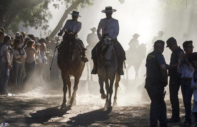 Imagen de archivo de la Hermandad de Huelva a su paso por la Charca. Rocío.