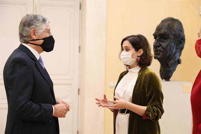 El embajador de Portugal en España, Joao Mira-Gomes y la presidenta de la Comunidad, Isabel Díaz Ayuso, durante una  reunión en la  Real Casa de Correos, Madrid (España), a 15 de diciembre de 2020.