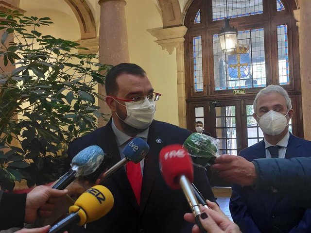 El presidente del Principado, Adrián Barbón, junto al presidente del TSJA, Jesús María Chamorro, atiende a los medios.