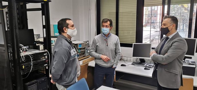 Visita del director general de Evaluación Educativa y Formación Profesional, Sergio López, al IES Ingeniero de la Cierva, donde hoy comienza el plazo de solicitud para realizar el curso de especialización de Ciberseguridad