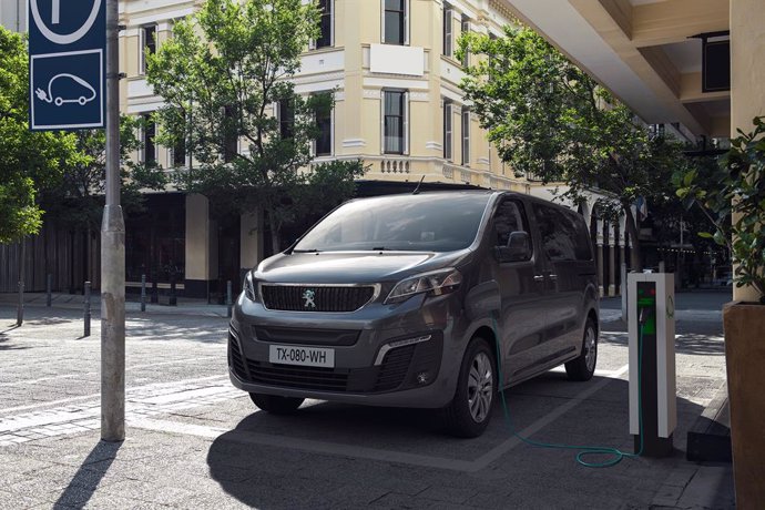 Economía/Motor.- Peugeot presenta la versión eléctrica de su Traveller, con hasta 330 kilómetros de autonomía y 9 plazas