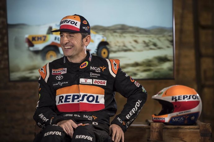 El piloto español de rally Isidre Esteve, en la presentación de su proyecto para el Rally Dakar 2021, en el que competirá con un Toyota Hilux Overdrive