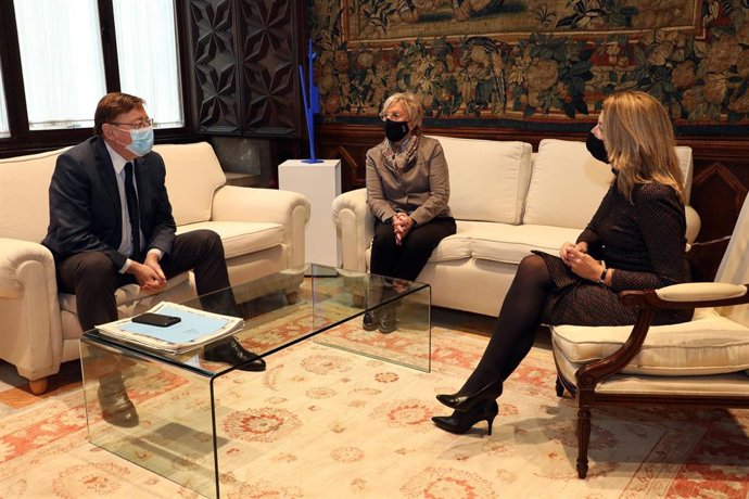 (I-D) Ximo Puig, Ana Barceló y Concha Andrés en una imagen de archivo