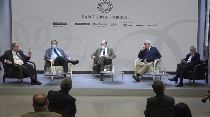 Los exalcaldes de Barcelona Jordi Hereu, Narcís Serra, Joan Clos y Xavier Trias durante la sesión 'Un projecte per Barcelona' moderada por el presidente de la Societat Económica Barcelonesa d'Amics del País, Miquel Roca i Junyent.