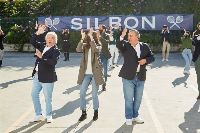 Rafael y Antonio, Los del Río, bailan 'la Macarena' con trabajadores de Silbon.