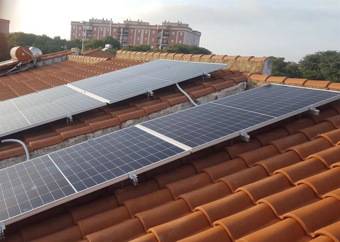 Una instalación de placas solares fotovoltaicas