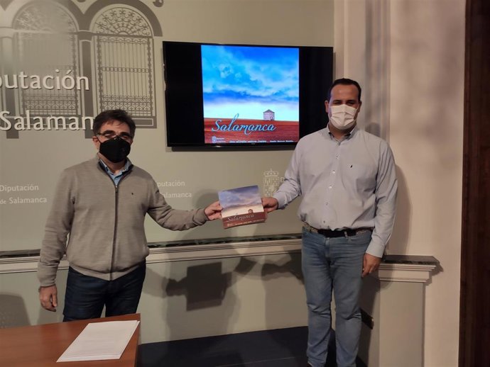 El fotógrafo Ramón Marcos (i) y el diputado de Cultura, David Mingo (d), en La Salina.