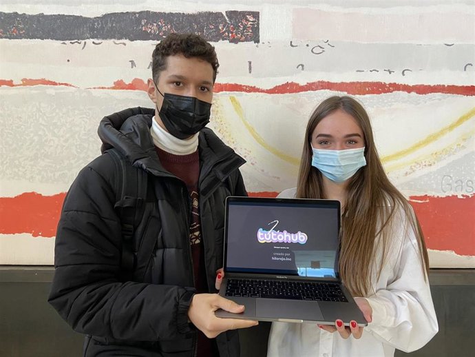 Los alumnos de la UPSA Andrea Ferreiro y Manuel Pérez