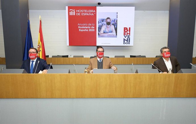 El presidente de la CEOE, Antonio Garamendi, el presidente de Hostelería de España, José Luis Yzuel, y el secretario general de Hostelería de España, Emilio Gallego