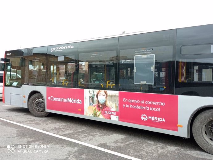 Autobus de Mérida con la campaña para animar al consumo