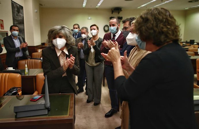 La  exministra María Luisa Carcedo, aplaudida tras la aprobación de la ley de eutanasia en la Comisión de Justicia