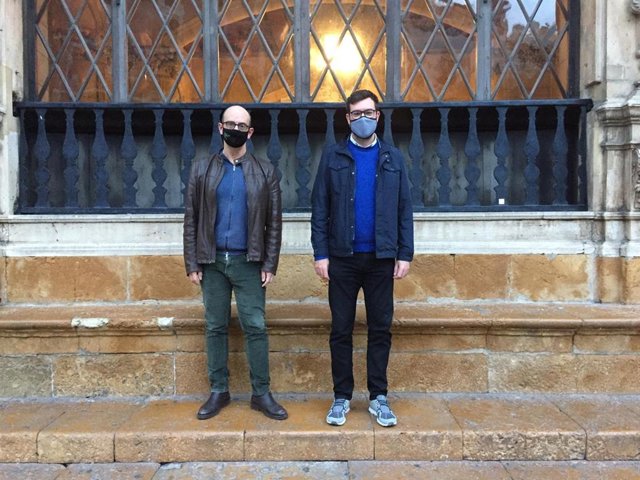 (I-D) El Escritor Sebastià Alzamora Junto Al Regidor De Cultura Y Bienestar Social Antoni Noguera.
