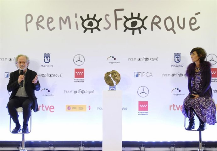Los cineastas Fernando Colomo y Beatriz de la Gándara durante la presentación Medalla de Oro de EGEDA, en la Real Casa de Correos